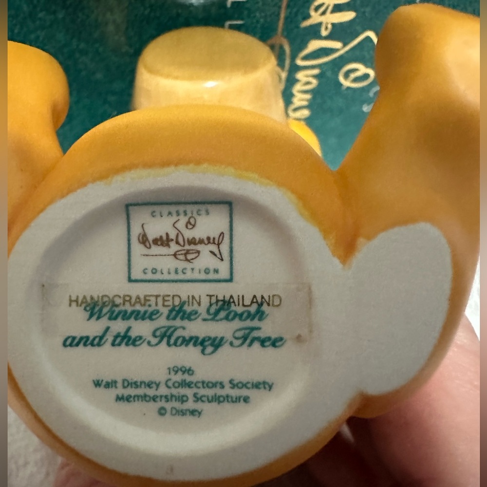 Disney Collectors Society: Winnie the Pooh—“Time for Something Sweet” figurine - Picture 10 of 13